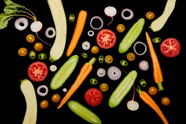 黒に分離されたおいしい野菜のパターンのトップビュー - 写真・画像