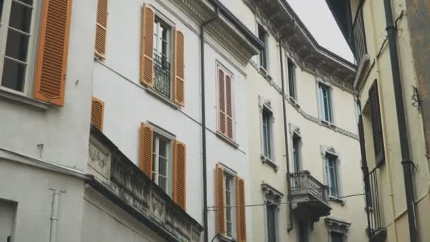 Typowa Włoska ulica w Como, Włochy. - Materiał filmowy, wideo