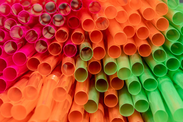 Renkli pipetlerin yakın çekimi. Pipetler ağzını bardağa koymadan içki içmek için kullanılır. - Fotoğraf, Görsel