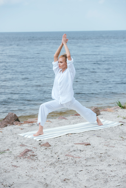 krásná dívka trénuje jóbu a stojí s modlitením  - Fotografie, Obrázek