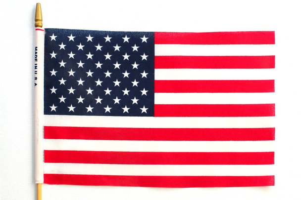 Bandera de los Estados Unidos de América colgada sobre fondo blanco
 - Foto, imagen