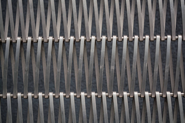 Фон або текстура з сірого однотонного паркану з металу зв'язаного дроту в декілька рядів
. - Фото, зображення