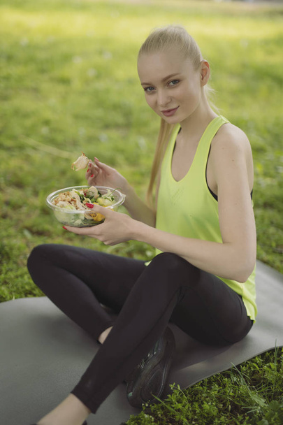 Portrait of fit woman holding fresh salad at summer - Zdjęcie, obraz