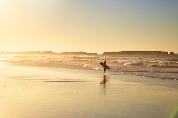surfař na slunečné pláži - Fotografie, Obrázek