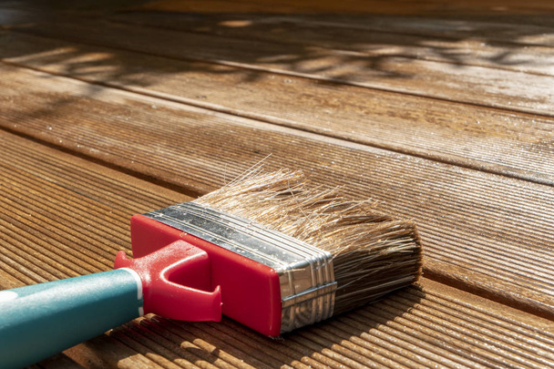Harjat auringossa puinen terassi maalattu lasite
 - Valokuva, kuva