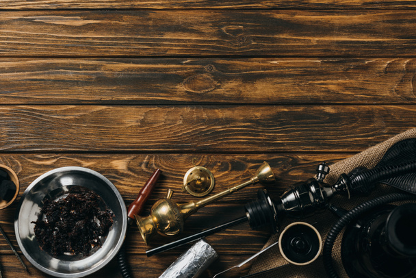 horní pohled na Hookah, tabák a uhlí na dřevěné ploše - Fotografie, Obrázek