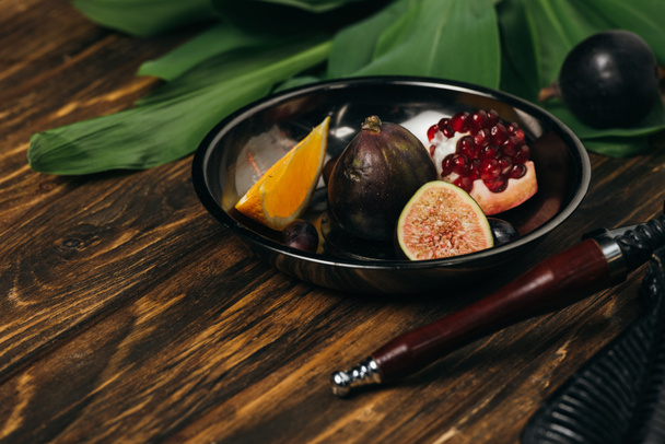 fresh tasty fruits and hookah on wooden surface - Foto, afbeelding