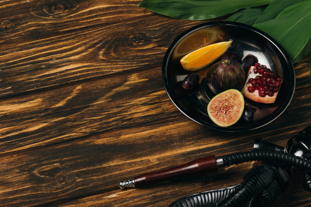 fresh tasty fruits and hookah on wooden surface - Foto, Imagem