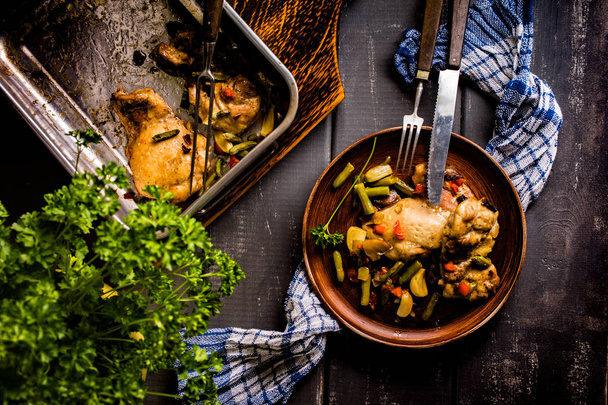 Préparé pour cuire la viande de poulet avec des légumes
. - Photo, image