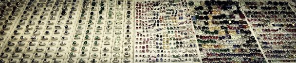 Dámské kroužky s drahými kameny, Dámské šperky, velké množství šperků, pozadí - Fotografie, Obrázek
