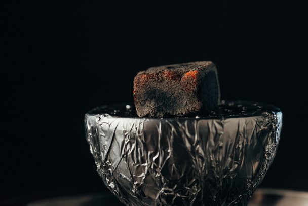 Miska na vodní dýmka s horkým uhlím izolovaným na černém - Fotografie, Obrázek