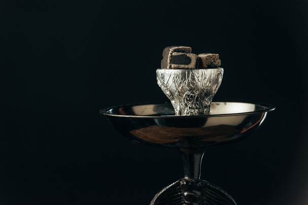 coals on bowl and hookah isolated on black - Foto, Bild