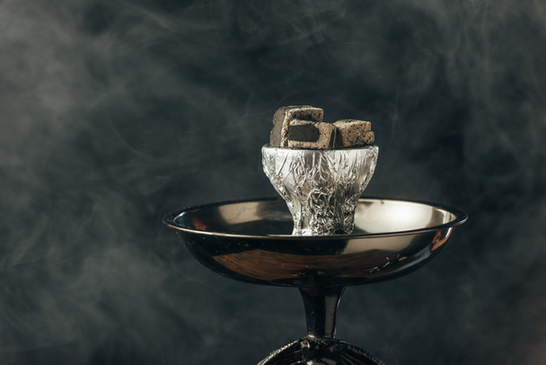 кальянна чаша з вугіллям в диму на чорному
 - Фото, зображення