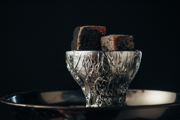 κάρβουνα σε μπολ και Χούτο που απομονώθηκαν σε μαύρο - Φωτογραφία, εικόνα