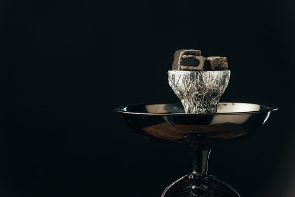 moderne waterpijp Bowl met kolen geïsoleerd op zwart - Foto, afbeelding