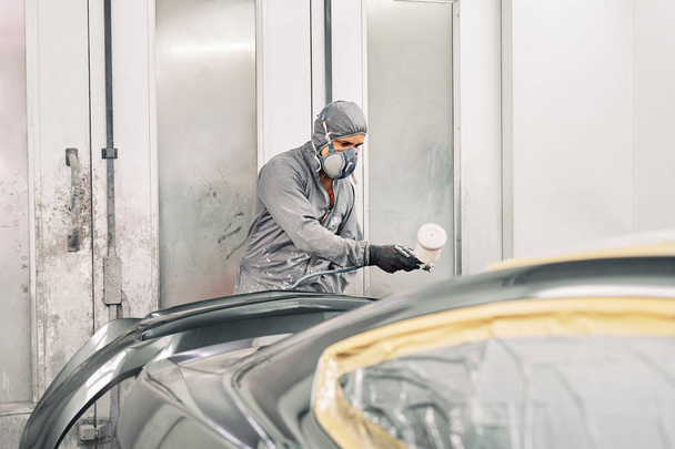 A man painting a car - Fotoğraf, Görsel