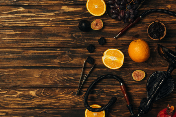 vista superior de frutas frescas, carvão e narguilé na superfície de madeira
 - Foto, Imagem