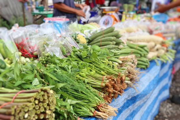 Tiendas de venta de verduras en el mercado
 - Foto, imagen