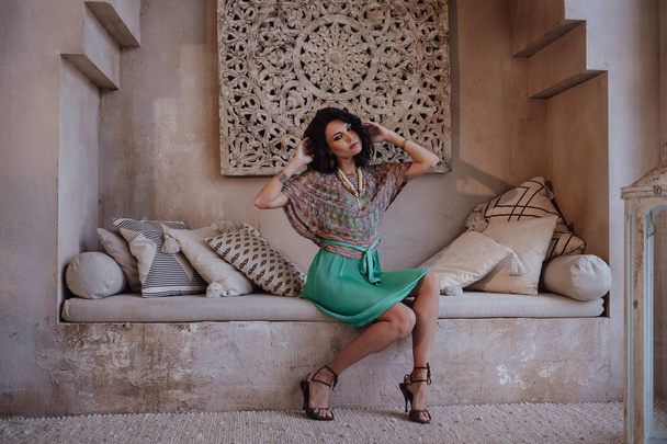 Nő a szobában marokkói stílusú divat hárem. - Fotó, kép