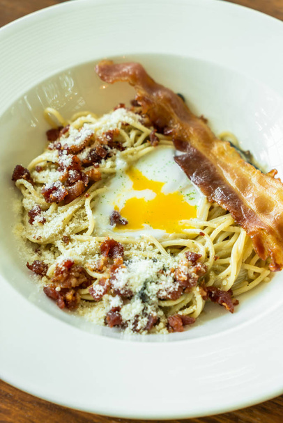 carbonara spaghetti with bacon and egg - Valokuva, kuva