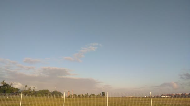 Чудовий проміжок часу, що складається з хмар, що рухаються через Луки і аеропорти на Балі - Кадри, відео