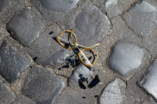 összetört napszemüveg a kő járda - Fotó, kép