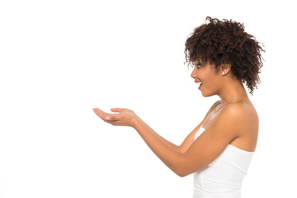 feliz afroamericano novia sonriendo mientras gesto aislado en blanco
  - Foto, Imagen