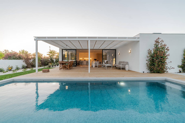Esterno e interno moderna villa bianca con piscina e giardino
 - Foto, immagini