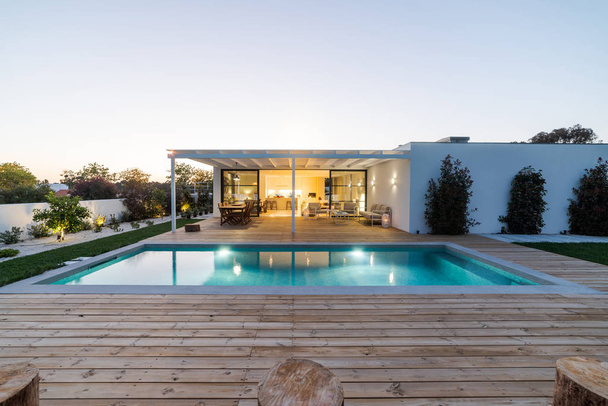Εξωτερική και εσωτερική μοντέρνα λευκή βίλα με πισίνα και κήπο - Φωτογραφία, εικόνα