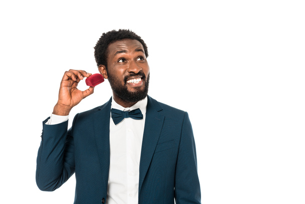 alegre afroamericano hombre sosteniendo caja roja aislado en blanco
  - Foto, imagen