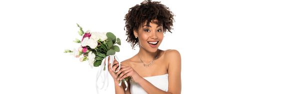foto panoramica della sposa afro-americana eccitata che tiene il bouquet e guarda la fotocamera isolata sul bianco
  - Foto, immagini