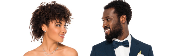 plano panorámico de alegre afroamericano novia mirando novio aislado en blanco
  - Foto, imagen