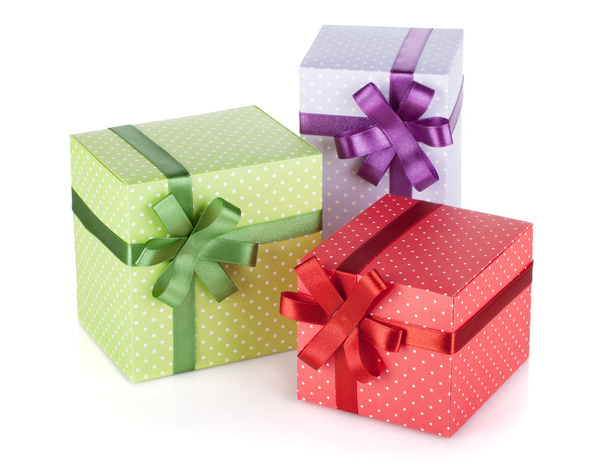 Три разноцветных подарочных коробки с лентой и луком
 - Фото, изображение