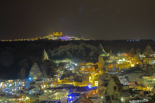 Night landscape of the city of Goreme in Cappadocia. - Foto, Bild