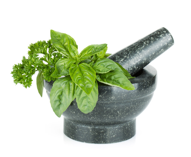 Herbes aromatisantes fraîches et épices au mortier
 - Photo, image
