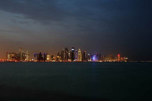 Західної бухті Doha Skyline в сутінках - Фото, зображення