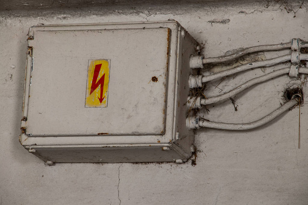 электрический ящик на стене
 - Фото, изображение