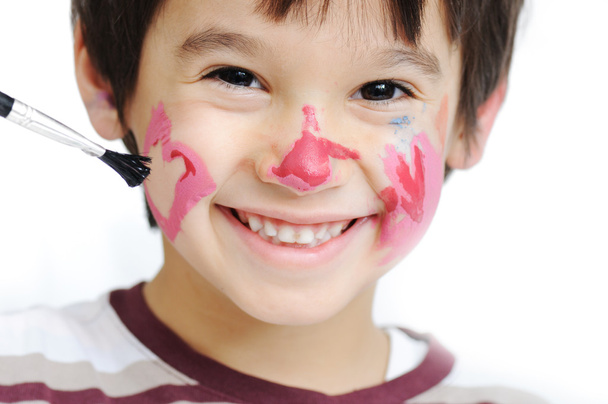 glückliches Kind mit farbigem Herz auf der Wange - Foto, Bild