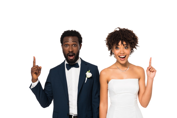 щасливий афроамериканський наречений і наречена вказують пальцями ізольовані на білому
  - Фото, зображення