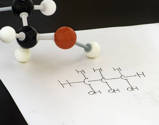 Хімічна модель та формула, що використовуються для демонстрації, дослідження
 . - Фото, зображення