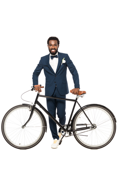 cheerful african american man in suit standing near bicycle isolated on white  - Foto, Imagen