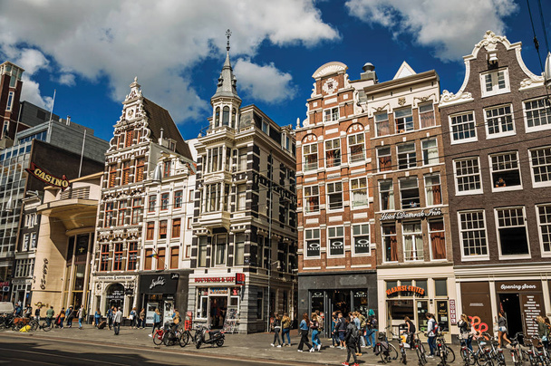 Street full of people and typical buildings in Amsterdam - Foto, Imagen