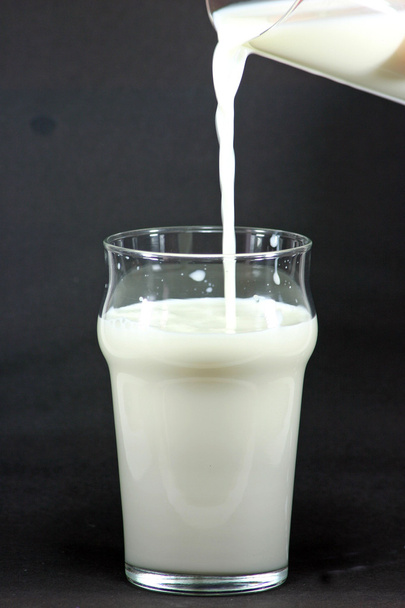 Milch gießen - Foto, Bild