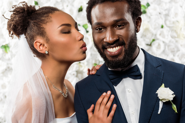 mariée afro-américaine en voile avec visage de canard près marié heureux et fleurs
 - Photo, image