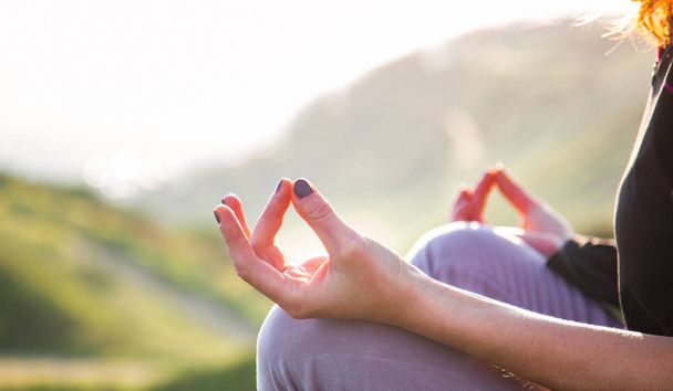 Frau macht Yoga in schöner Natur Hintergrund bei Sonnenuntergang oder Sonne - Foto, Bild