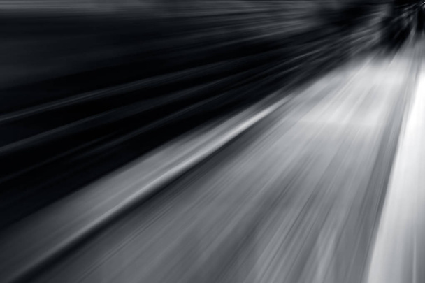 Panchina e scatto diurno del sentiero con effetto motion blur su di esso
. - Foto, immagini