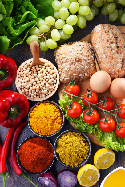 Асорті органічних продуктів харчування на столі
 - Фото, зображення