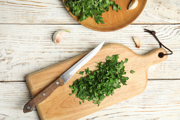 Flat lay composition with fresh green parsley on wooden background - Foto, Imagen