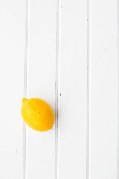Limones sobre fondo de madera blanca
 - Foto, Imagen