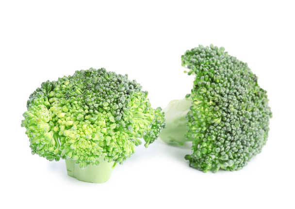 Brócoli verde fresco sobre fondo blanco. Alimentos ecológicos
 - Foto, imagen